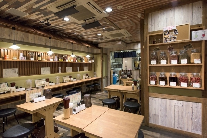 池袋の担々麺『SHIBIKARA担担麺飯塚』の内観