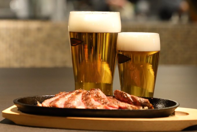 クラフトビール×ステーキKURAUのステーキとビールの画像