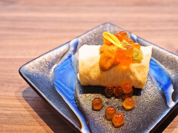 「ウニとチーズの湯葉巻き イクラ添え」480円(税抜)