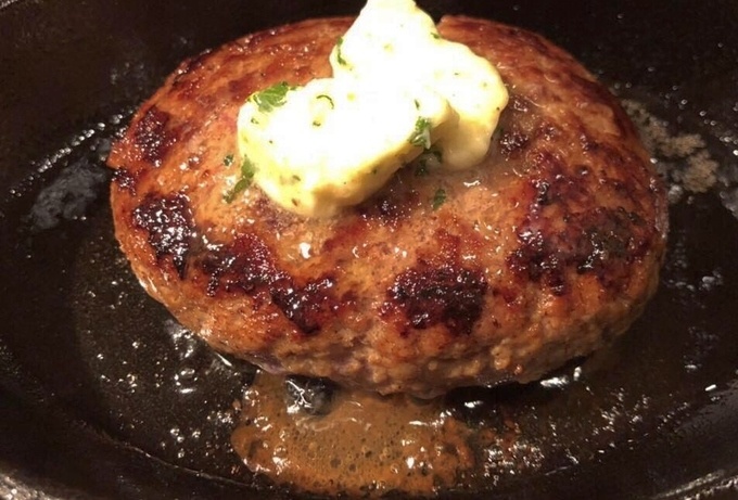 新宿のジンギスカンの店『成吉思汗 狐白』の自慢のラムバーグ