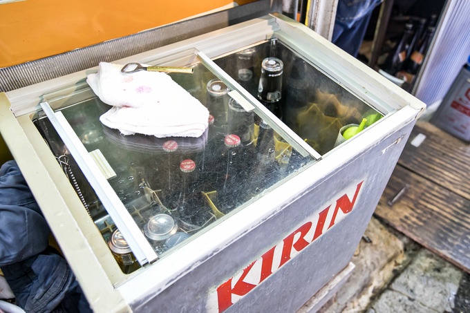 新今宮駅のホルモンうどん「権兵衛」のビール