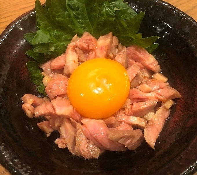 新宿のジンギスカンの店『成吉思汗 狐白』の生ラムゆっけ