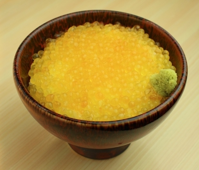 『波の』など5店舗で提供される 数量限定 黄金いくら丼の画像