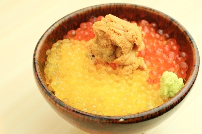 『波の』など5店舗で提供される 数量限定 黄金いくらとウニ、特上いくらの丼画像