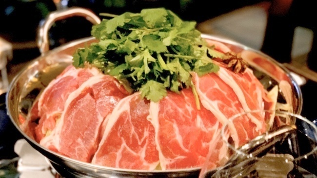 麻布十番の肉バル『Carnism』の「ラムとマトンの羊鍋」画像
