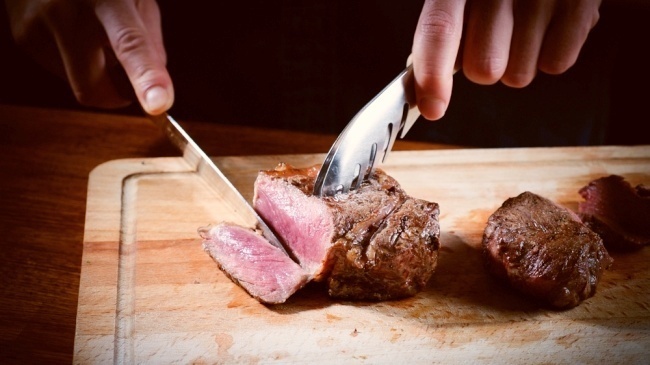 麻布十番の肉バル『Carnism』の塊肉を切っているシーンの画像