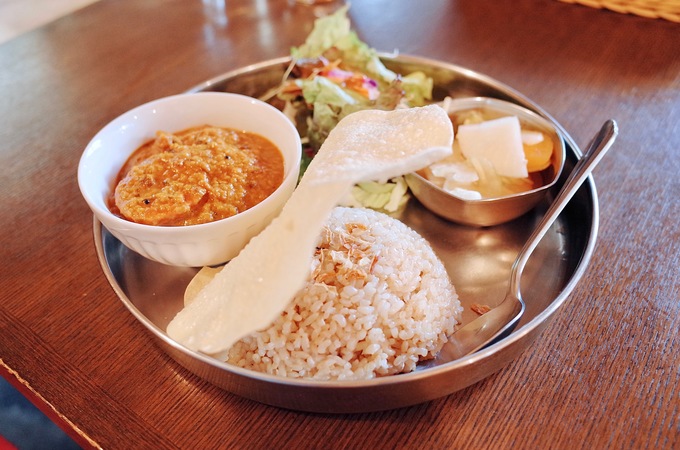 渋谷のヴィーガン料理店『なぎ食堂」の「なぎココナッツカレープレート」