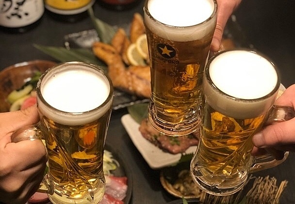 渋谷の居酒屋『ひもの屋』の生ビール乾杯写真
