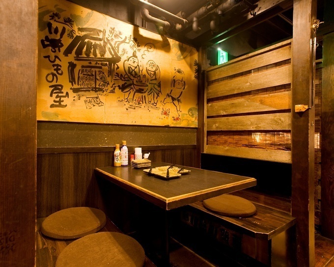 川崎銀柳街のひもの屋 店舗内観 テーブル席
