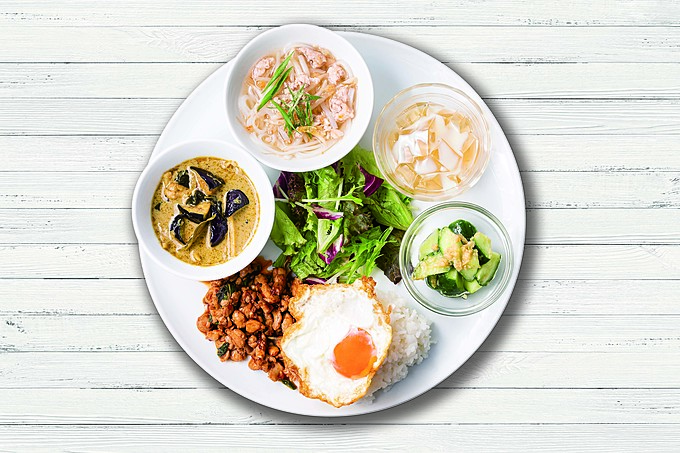 タイ料理専門店マンゴツリーキッチン錦糸町店の「錦糸町プレート 鶏のガパオ&タイカレー&センレックナーム」の画像