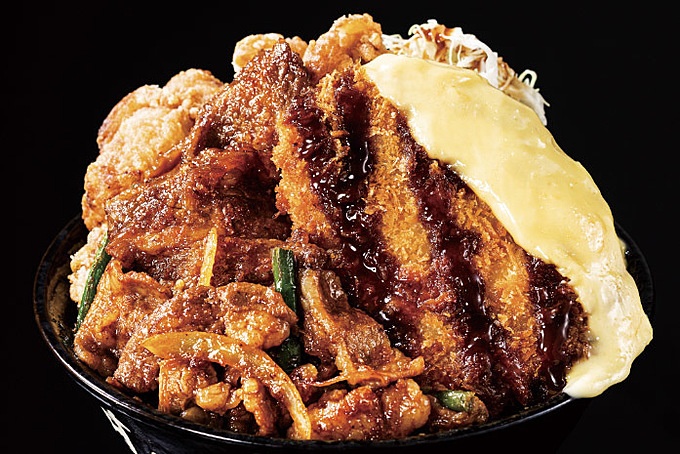 「伝説のすた丼屋」と「名物すた丼の店」で11月29日に発売の「トリプルすたみな爆肉丼」
