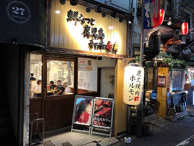 炭火焼肉ホルモン三四郎高円寺店の外観は「鮮もつと鹿児島和牛赤身」の看板が目印