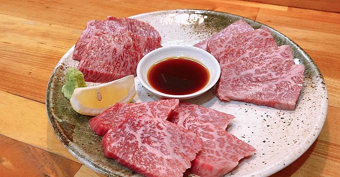『炭火焼肉ホルモン 三四郎』の「鹿児島県産黒毛和牛霜赤身3種盛り」