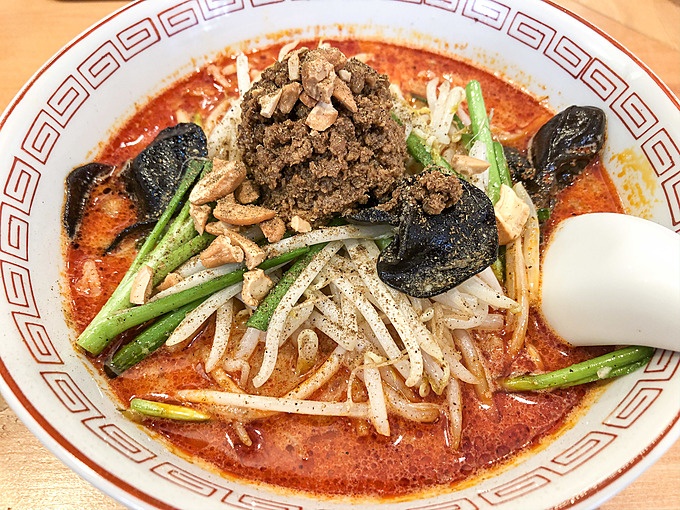 大手町の担々麺専門店「担々飯店」の汁あり担々麺