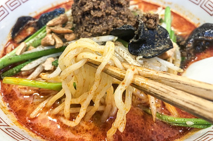 大手町の担々麺専門店「担々飯店」の汁あり担々麺