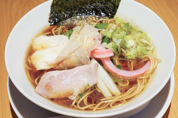 銀座エリアの醤油ラーメンの店『むぎとオリーブ』