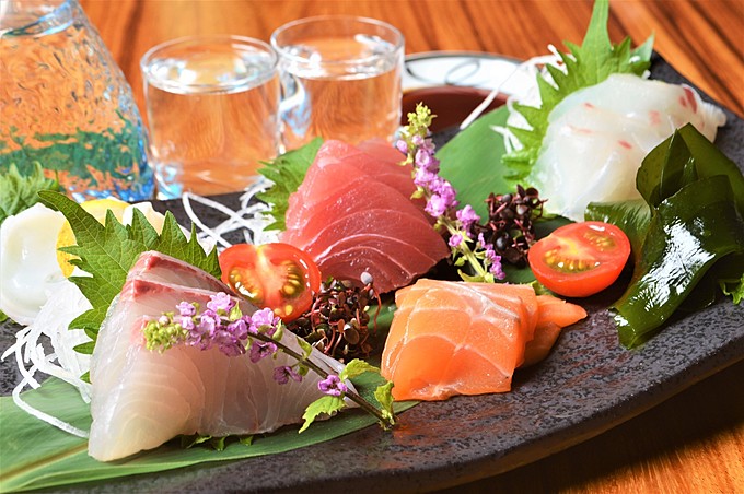 名古屋市久屋大通の居酒屋『厚切り牛タンと東北地酒 陸奥』の刺身盛り