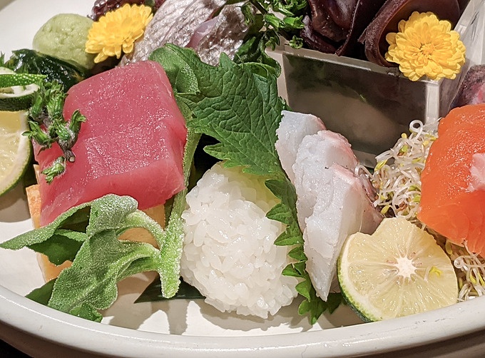 居酒屋 醸し屋 素郎slowの「お刺身5点盛り」の酢飯の画像