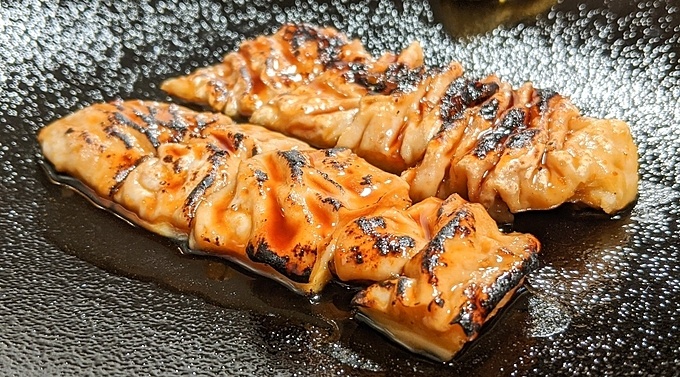 東京都新橋、焼鳥を提供する居酒屋『津田屋』の串焼き(シロ)