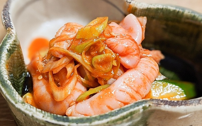 東京都新橋、焼鳥を提供する居酒屋『津田屋』の「厳選こぶくろ刺し」