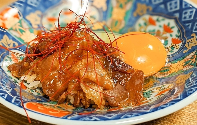 東京都新橋、焼鳥を提供する居酒屋『津田屋』の「黒豚すき焼き」