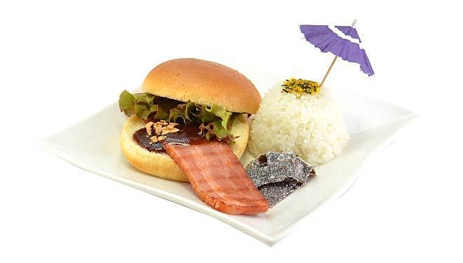 銀魂とコラボするアニメイトカフェのハミ出る厚切りベーコンバーガー