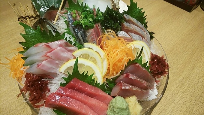 東京都足立区西新井の完全個室付き海鮮居酒屋『はなの舞』の「鯵の姿入り刺身5点盛り3貫」