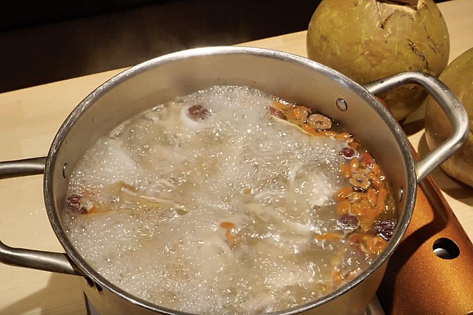 上野 中華料理 花季 椰子鍋 スープ全景
