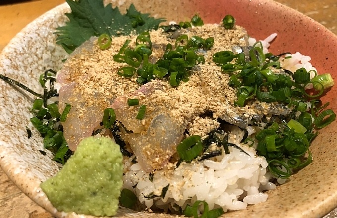 東京都新宿区高田馬場にある居酒屋『ウラニワ 高田馬場店』の「りゅうきゅう丼」