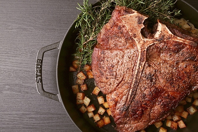 『EXBAR TOKYO』のダイニングエリア『BLUE HOUR DINING』の「ステーキ」