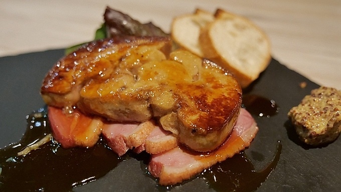千葉県のダイニングバー『SHANTY 柏店』の「合鴨のスモークフォアグラのせ」