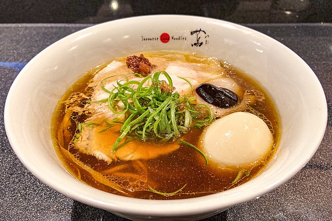 代々木上原のラーメン店『Japanese Soba Noodles 蔦』の「チャーシュー味玉醤油Soba」