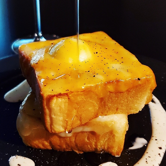 2019年No.1の話題のカフェ、小伝馬町「イルマン堂」の「チーズトースト」には蜂蜜かシロップを