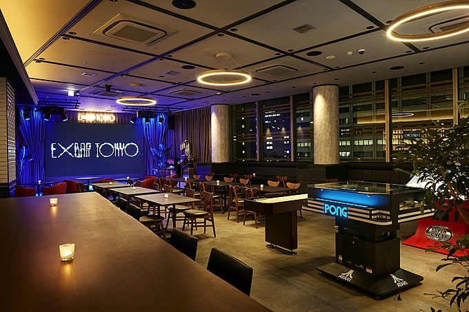 『EXBAR TOKYO』のダイニングエリア『BLUE HOUR DINING』の内観画像(ゲーム台)