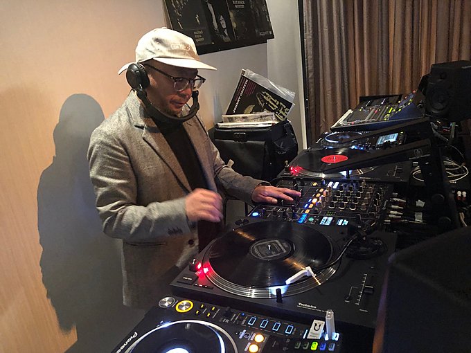 『EXBAR TOKYO』のダイニングエリア『BLUE HOUR DINING』の音楽イベント画像