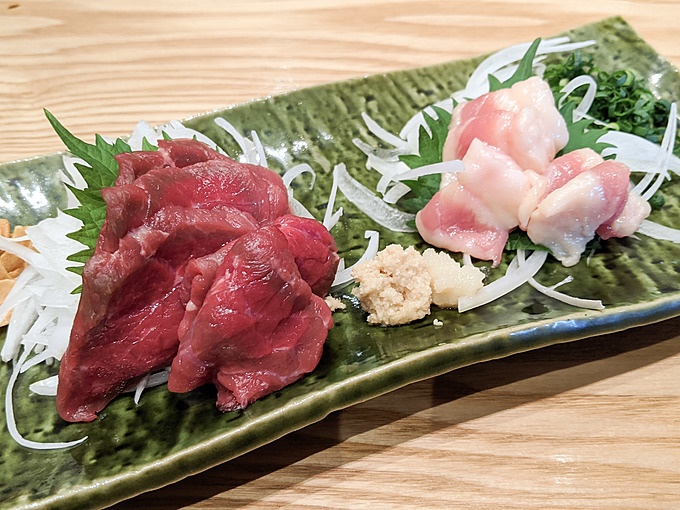 秋葉原のもつ鍋屋『ばんぺい柚 秋葉原UDX店』の「極上馬刺2種盛り」