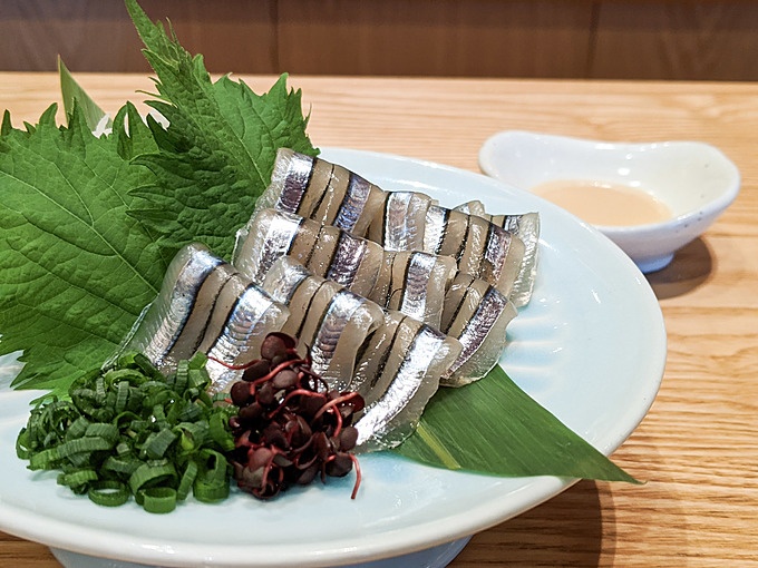 秋葉原のもつ鍋屋『ばんぺい柚 秋葉原UDX店』の「きびなご刺し」画像