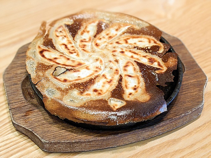 秋葉原のもつ鍋屋『ばんぺい柚 秋葉原UDX店』の「鉄鍋餃子」