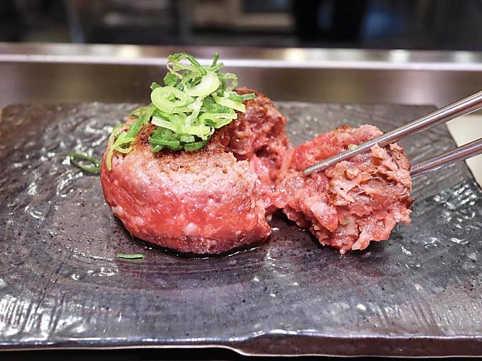 渋谷パルコの『極味や』のハンバーグは一口ずつ自分で焼くスタイル