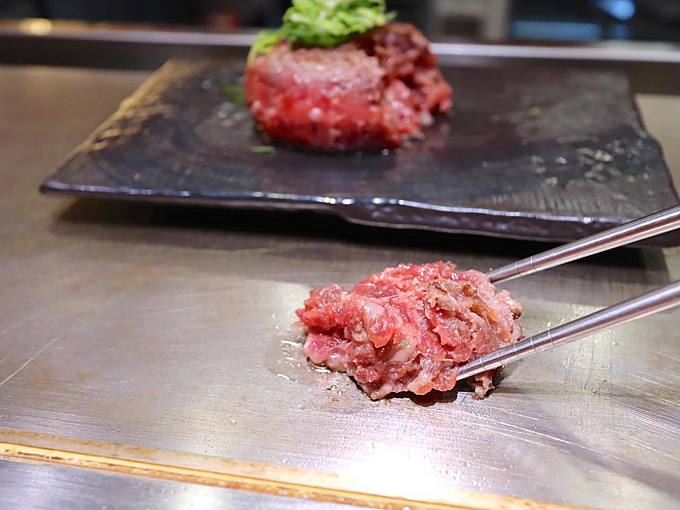 渋谷パルコの『極味や』では目の前の鉄板で自ら仕上げます