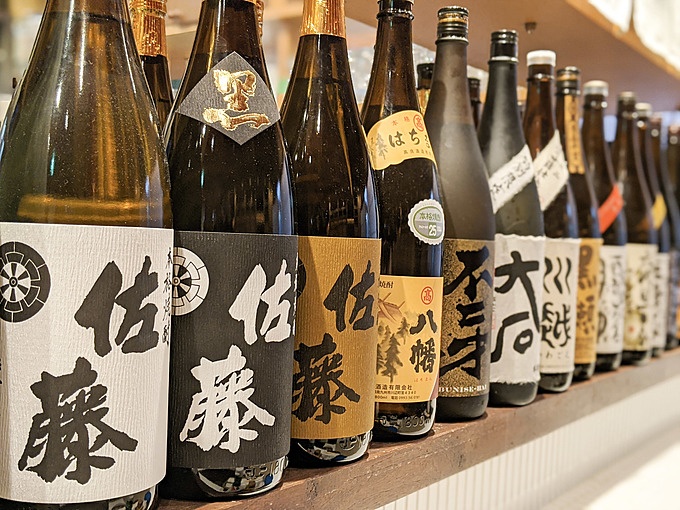 秋葉原のもつ鍋屋『ばんぺい柚 秋葉原UDX店』の焼酎ボトルが並んでいる画像
