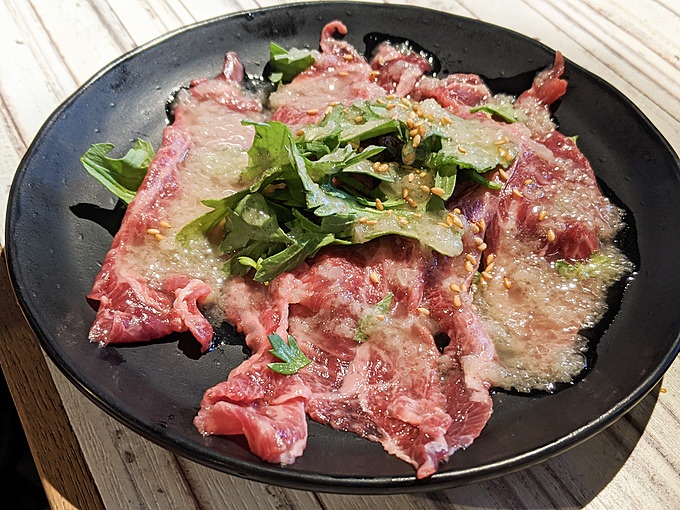 とらじ亭神田店「黒毛和牛 ほほ肉刺し」