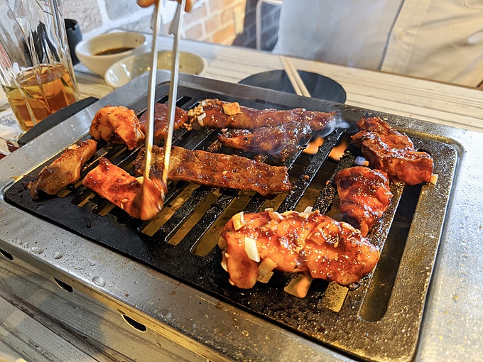 とらじ亭神田店「マゼ肉盛り合わせ」