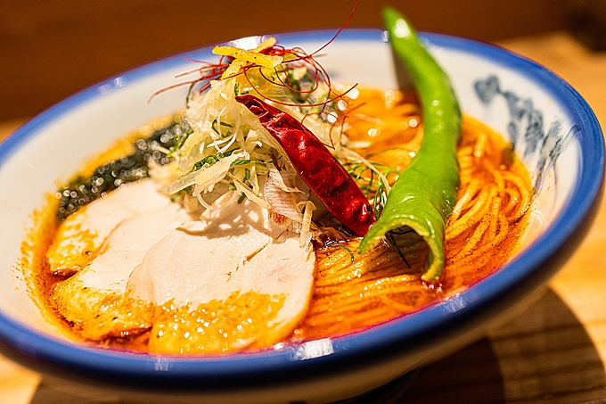 新宿で2019年オープンしたラーメン店『AFURI辛紅 新宿サブナード』の「柚子辛紅らーめん」