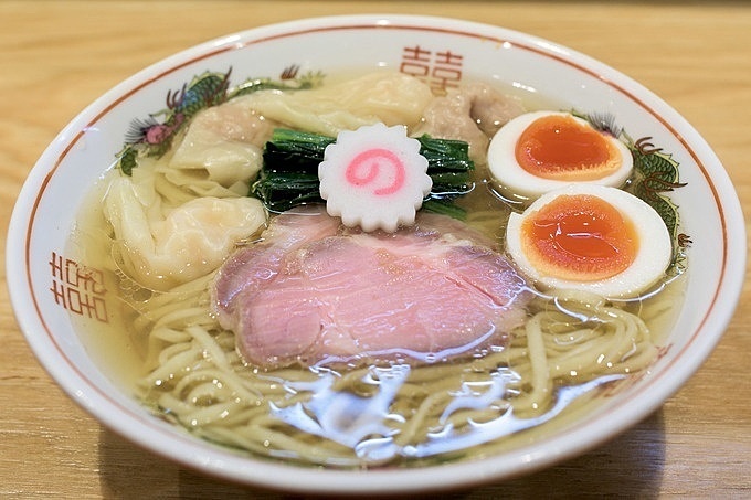2019年オープンした東京の新店『キング製麺』の「味玉ワンタン麺(白だしラーメン)」