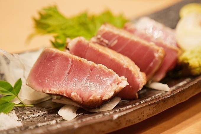 池袋西口(北側)の海鮮居酒屋 お魚総本家の「国産生本鮪 藁焼き」の写真