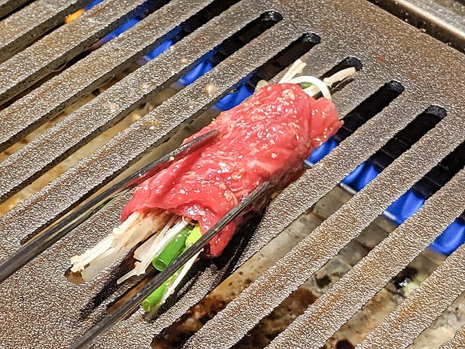 焼肉ウソンのカルパッチョ風ねぎムチンロースの焼いているところ