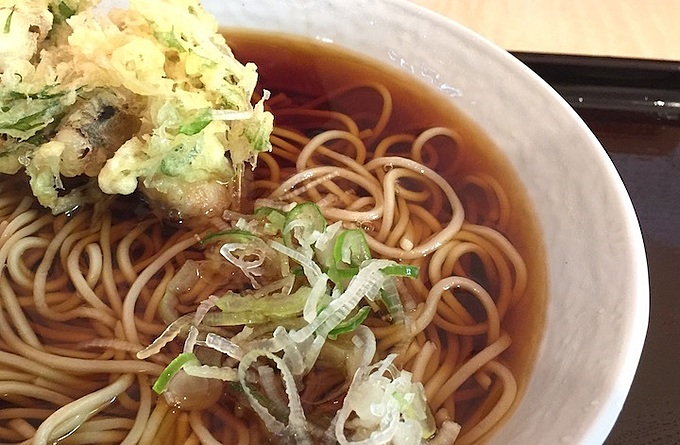 小伝馬町「田そば」の春菊天そばのアップ