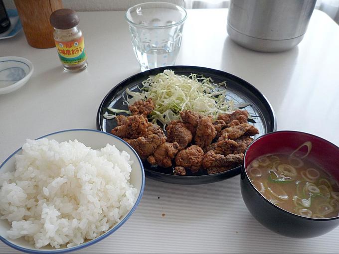 くじら肉が気軽に楽しめる川口「鯨食堂」の竜田揚げ定食