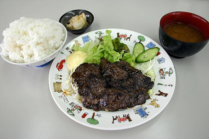 くじら肉が気軽に楽しめる川口「鯨食堂」の鯨ステーキ定食